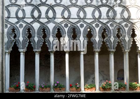 Cloître maure à la Villa Rufolo à Ravello sur la côte amalfitaine de l'Italie Banque D'Images