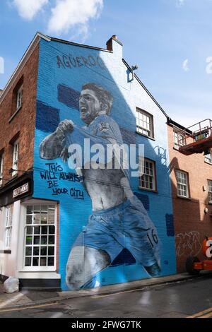 Manchester, Royaume-Uni, 22 mai 2021. Une nouvelle fresque du footballeur de Manchester City Sergio Aguero est présentée dans le quartier nord de Manchester la veille du trophée de la Premier League anglaise, Manchester, Royaume-Uni. Aguero a accepté de signer pour Barcelone un contrat de deux ans lorsque son accord de Manchester City expire le mois prochain. Crédit : Jon Super/Alay Live News. Banque D'Images