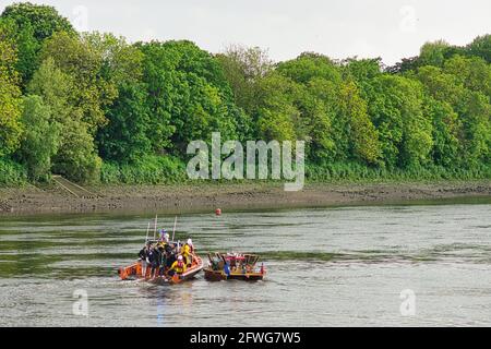 Londres, Royaume-Uni. 22 mai 2021. Chiswick Lifeboat sauve la partie de mariage de dérive. RNLI Chiswick est venu à la rescousse d'une fête de mariage peu avant 17h le samedi 22 mai. L'équipage du canot de sauvetage de Chiswick a été salué par un radeau avec dix personnes à bord qui avaient perdu de l'énergie. L'équipage a conseillé à la fête de mariage de se mettre à la plage sur Chiswick Eyot.les dix victimes ont ensuite été emmenées sur le canot de sauvetage et ont pris le radeau dans une remorque à côté de Chiswick Pier. Crédit Peter Hogan/Alamy Banque D'Images