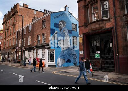 Manchester, Royaume-Uni, 22 mai 2021. Une nouvelle fresque du footballeur de Manchester City Sergio Aguero est présentée dans le quartier nord de Manchester la veille du trophée de la Premier League anglaise, Manchester, Royaume-Uni. Aguero a accepté de signer pour Barcelone un contrat de deux ans lorsque son accord de Manchester City expire le mois prochain. Crédit : Jon Super/Alay Live News. Banque D'Images