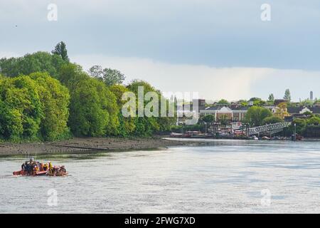 Londres, Royaume-Uni. 22 mai 2021. Chiswick Lifeboat sauve la partie de mariage de dérive. RNLI Chiswick est venu à la rescousse d'une fête de mariage peu avant 17h le samedi 22 mai. L'équipage du canot de sauvetage de Chiswick a été salué par un radeau avec dix personnes à bord qui avaient perdu de l'énergie. L'équipage a conseillé à la fête de mariage de se mettre à la plage sur Chiswick Eyot.les dix victimes ont ensuite été emmenées sur le canot de sauvetage et ont pris le radeau dans une remorque à côté de Chiswick Pier. Crédit Peter Hogan/Alamy Banque D'Images