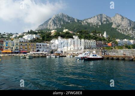 Marina Grande avec le Mont Solaro au loin sur la Île de Capri Campanie Italie Banque D'Images