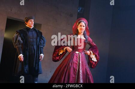 Ben Miles (Thomas Cromwell), Lydia Leonard (Anne Boleyn) dans WOLF HALL par Hilary Mantel à la Royal Shakespeare Company (RSC), Aldwych Theatre, Londres WC2 17/05/2014 adapté pour la scène par Mike Poulton design: Christopher Oram éclairage: Paule Constable réalisateur: Jeremy Herrin Banque D'Images