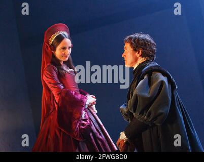 Lydia Leonard (Anne Boleyn), Ben Miles (Thomas Cromwell) dans WOLF HALL par Hilary Mantel à la Royal Shakespeare Company (RSC), Aldwych Theatre, Londres WC2 17/05/2014 adapté pour la scène par Mike Poulton design: Christopher Oram éclairage: Paule Constable réalisateur: Jeremy Herrin Banque D'Images