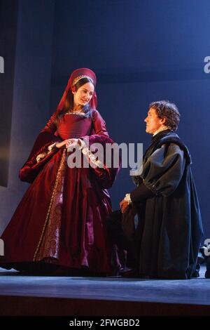 Lydia Leonard (Anne Boleyn), Ben Miles (Thomas Cromwell) dans WOLF HALL par Hilary Mantel à la Royal Shakespeare Company (RSC), Aldwych Theatre, Londres WC2 17/05/2014 adapté pour la scène par Mike Poulton design: Christopher Oram éclairage: Paule Constable réalisateur: Jeremy Herrin Banque D'Images