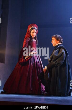 Lydia Leonard (Anne Boleyn), Ben Miles (Thomas Cromwell) dans WOLF HALL par Hilary Mantel à la Royal Shakespeare Company (RSC), Aldwych Theatre, Londres WC2 17/05/2014 adapté pour la scène par Mike Poulton design: Christopher Oram éclairage: Paule Constable réalisateur: Jeremy Herrin Banque D'Images