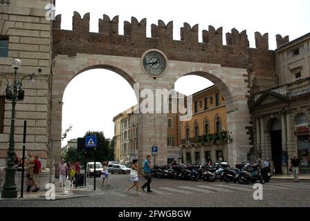 Portoni della Bra à la Piazza Bra à Vérone Italie Banque D'Images