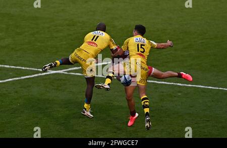 Twickenham, Royaume-Uni. 22 mai 2021. Raymond Rhule (la Rochelle), Brice Dulin (la Rochelle) et Cheslin Kolbe (Toulouse) sautent tous pour essayer de prendre le ballon. Finale de la coupe des champions Heineken 2021. La Rochelle contre Toulouse. Stade de Twickenham. Twickenham. Londres. ROYAUME-UNI. Crédit Garry Bowden/Sport en images/Alamy Live News crédit: Sport en images/Alamy Live News Banque D'Images