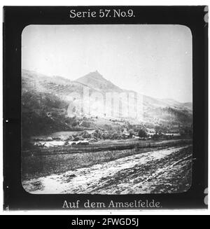 Projection für alle - Die Eroberung Serbiens. Série 57. Non 9. Auf dem Schöpfleich. DAS Amselfeld war nach 1389 wieder Schauplatz einer Schlacht, und zwar zwischen den Truppen der Mittelmächte und montenegrinischen/serbischen Kräften im novembre 1915. Die Firma „projection für alle“ wurde 1905 von Max Skladanowsky (1861-1939) gegründet. Sie produzierte bis 1928 FAST 100 Serien zu je 24 Glasdias im format 8,3 x 8,3 cm im sog. Verfahren. Die Serien umfasten Städte, Länder, Landschaften, Märchen und Sagen, das Alte Testament U. den 1. Weltkrieg. Banque D'Images