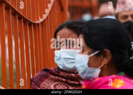 Katmandou, Népal. 22 mai 2021. Une vue générale de la zone de crémation du temple de Pashupatinath où, les corps humains morts affectés par la maladie du coronavirus (COVID-19) sont brûlés en masse, le pays enregistre la plus forte augmentation quotidienne des décès depuis la pandémie. (Photo de Abhishek Maharajan/Pacific Press) crédit: Pacific Press Media production Corp./Alay Live News Banque D'Images