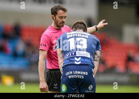 Eccles, Royaume-Uni. 22 mai 2021. L'arbitre James Child parle à John Bateman (13) de Wigan Warriors in Eccles, Royaume-Uni, le 5/22/2021. (Photo de Simon Whitehead/News Images/Sipa USA) crédit: SIPA USA/Alay Live News Banque D'Images