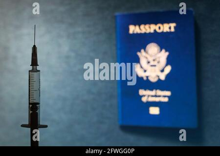 Pologne. 02 mai 2021. Sur cette photo, une seringue médicale est vue devant le passeport citoyen américain. Crédit : SOPA Images Limited/Alamy Live News Banque D'Images
