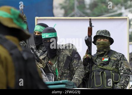 22 mai 2021 : Gaza, Palestine. 22 mai 2021. Les membres des Brigades Izz al-DIN al-Qassam, l'aile militaire du Hamas, marchent dans la ville de Gaza pour marquer la fin de la dernière offensive militaire israélienne dans la bande de Gaza. C'est la première fois qu'on les voit dans les rues de Gaza depuis le début de la confrontation. Un cessez-le-feu annoncé jeudi soir a mis fin à 11 jours de bombardements israéliens dans la bande de Gaza lors d'une confrontation majeure entre Israël et Gaza qui a commencé le lundi 10 mai, lorsque des roquettes ont été lancées depuis Gaza à Jérusalem après trois jours de raids de la police israélienne à la mosquée Al-Aqsa. Le I Banque D'Images