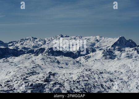 Vue de Schneibstein sur Hagengebirge vers Hochkoenig en hiver, vue de Schneibstein pendant Kleine Reibn Skitour Banque D'Images