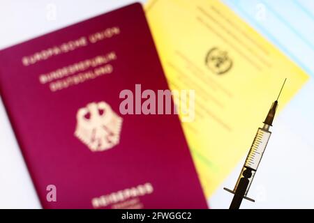 Pologne. 02 mai 2021. Sur cette photo, une seringue médicale est vue devant un passeport citoyen allemand de l'UE. (Photo de Filip Radwanski/SOPA Images/Sipa USA) crédit: SIPA USA/Alay Live News Banque D'Images