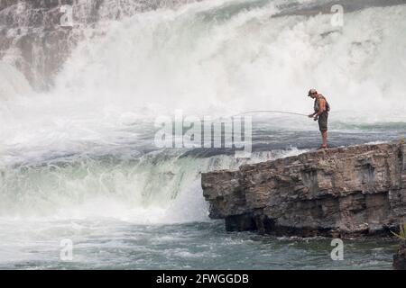 Homme pêchant aux chutes Kootenai, rivière Kootenai, Montana, États-Unis Banque D'Images