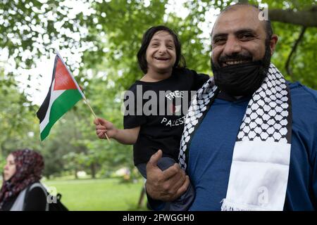 Columbus, États-Unis. 21 mai 2021. Un homme et une jeune fille agitant un drapeau palestinien dans le parc Goodale pendant la manifestation.des manifestants se sont réunis au parc Goodale pour se rassembler et se sont opposés à l'occupation israélienne en Palestine. Les manifestants ont défilé de Goodale Park vers le haut et le bas de North High St. pendant des heures, obstruant certaines des routes principales jusqu'à leur retour au parc Goodale pour une veillée aux chandelles pour ceux qui sont morts pendant l'occupation d'Israël. Crédit : SOPA Images Limited/Alamy Live News Banque D'Images