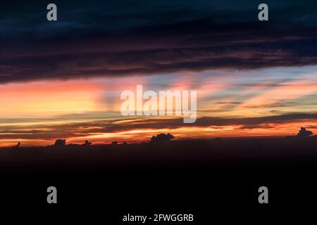 Nuages sombres et lever de soleil au-dessus des nuages Banque D'Images