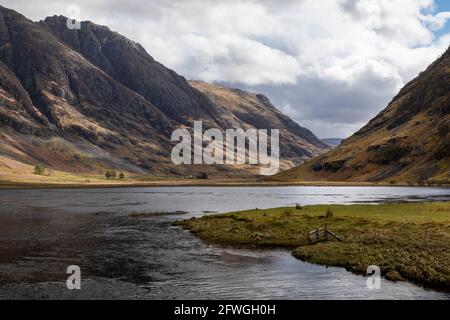 loch achtriochtan à glencoe, écosse, en direction d'aonach eagach Banque D'Images