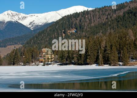 Lac Dobbiaco en hiver avec hôtel historique Baur, vallée de la Pusteria, Trentin-Haut-Adige, Italie Banque D'Images