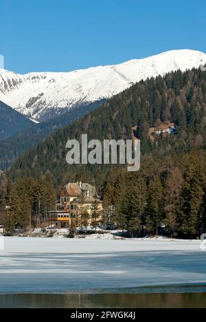 Lac Dobbiaco en hiver avec hôtel historique Baur, vallée de la Pusteria, Trentin-Haut-Adige, Italie Banque D'Images