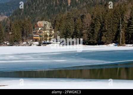 Lac Dobbiaco en hiver avec hôtel historique Baur, vallée de la Pusteria, Trentin-Haut-Adige, Italie Banque D'Images