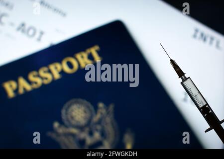 Pologne. 2 mai 2021. Sur cette photo, une seringue médicale est vue devant le passeport citoyen américain. Credit: Filip Radwanski/SOPA Images/ZUMA Wire/Alay Live News Banque D'Images