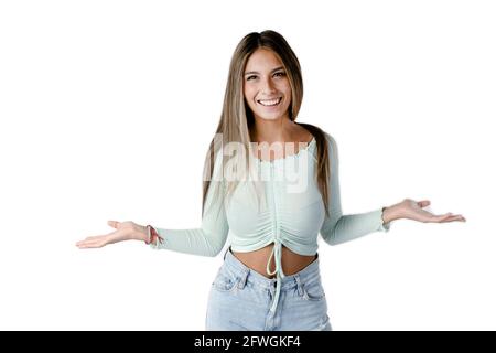 Belle femme latine avec ses boutons ouverts sur les côtés sur un fond blanc pur. Banque D'Images