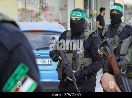 22 mai 2021 : Gaza, Palestine. 22 mai 2021. Les membres des Brigades Izz al-DIN al-Qassam, l'aile militaire du Hamas, marchent dans la ville de Gaza pour marquer la fin de la dernière offensive militaire israélienne dans la bande de Gaza. C'est la première fois qu'on les voit dans les rues de Gaza depuis le début de la confrontation. Un cessez-le-feu annoncé jeudi soir a mis fin à 11 jours de bombardements israéliens dans la bande de Gaza lors d'une confrontation majeure entre Israël et Gaza qui a commencé le lundi 10 mai, lorsque des roquettes ont été lancées depuis Gaza à Jérusalem après trois jours de raids de la police israélienne à la mosquée Al-Aqsa. Le I Banque D'Images