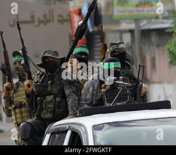 22 mai 2021 : Gaza, Palestine. 22 mai 2021. Les membres des Brigades Izz al-DIN al-Qassam, l'aile militaire du Hamas, marchent dans la ville de Gaza pour marquer la fin de la dernière offensive militaire israélienne dans la bande de Gaza. C'est la première fois qu'on les voit dans les rues de Gaza depuis le début de la confrontation. Un cessez-le-feu annoncé jeudi soir a mis fin à 11 jours de bombardements israéliens dans la bande de Gaza lors d'une confrontation majeure entre Israël et Gaza qui a commencé le lundi 10 mai, lorsque des roquettes ont été lancées depuis Gaza à Jérusalem après trois jours de raids de la police israélienne à la mosquée Al-Aqsa. Le I Banque D'Images