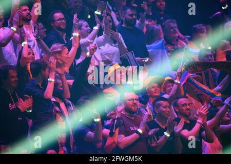 Rotterdam, pays-Bas. 18 mai 2021. Les spectateurs applaudissent lors de la première demi-finale du Concours Eurovision de la chanson (ESC) à Ahoy Arena. Credit: Soeren Stache/dpa-Zentralbild/dpa/Alay Live News Banque D'Images