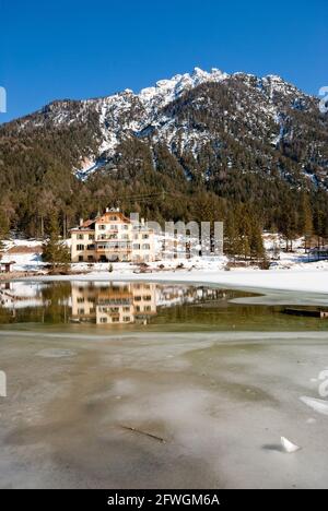 Lac Dobbiaco en hiver avec hôtel historique Baur, vallée de la Pusteria, Trentin-Haut-Adige, Italie Banque D'Images