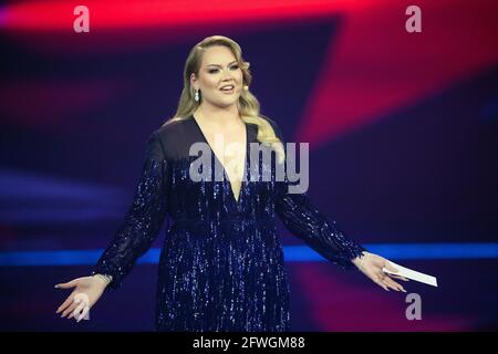 Rotterdam, pays-Bas. 18 mai 2021. Le présentateur Nikki de Jager se produit lors de la première demi-finale du Concours Eurovision de la chanson (ESC) à l'Ahoy Arena. Credit: Soeren Stache/dpa-Zentralbild/dpa/Alay Live News Banque D'Images