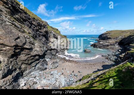 La plage au-dessous du château de Tintagel, Tintagel, Cornouailles Angleterre. Banque D'Images