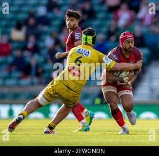 Twickenham, Londres, Royaume-Uni. 22 mai 2021. Finale de la coupe des champions de rugby européenne, la Rochelle contre Toulouse ; Cheslin Kolbe de Toulouse est tiraflé par Gregory Alldritt de la Rochelle Credit: Action plus Sports/Alamy Live News Banque D'Images