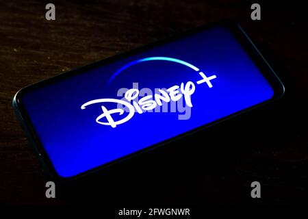 Sur cette photo, le logo Disney + (plus) s'affiche sur l'écran d'un smartphone. Est un service d'abonnement en streaming vidéo en ligne détenu et exploité par Direct-to-Consumer & International, une filiale de Walt Disney Company. Banque D'Images