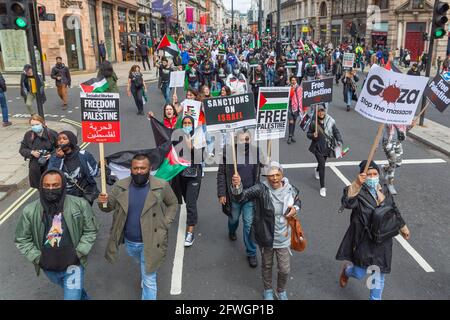 Londres, Royaume-Uni. 22 mai 2021. Une foule nombreuse se rassemble à Westminster, Londres, pour une manifestation de solidarité palestinienne. Les manifestants tiennent des pancartes indiquant « liberté pour la Palestine », « sanctions contre Israël » et « arrêtez le massacre à Gaza ». Les drapeaux palestiniens sont bien en vue. L'événement reflète les préoccupations du public concernant la crise humanitaire à Gaza et la politique étrangère du Royaume-Uni. Manifestation contre la situation actuelle en Palestine, pour appeler le gouvernement britannique à condamner le bombardement de la Palestine par Israël. Penelope Barritt/Alamy Live News Banque D'Images