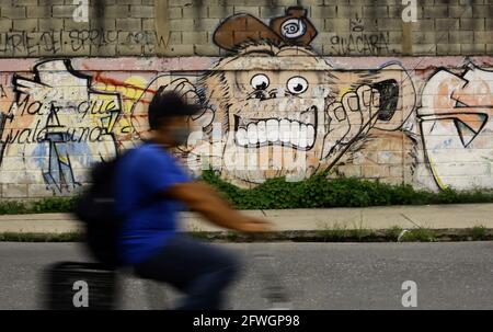Valence, Carabobo, Venezuela. 22 mai 2021. 22 mai 2021, 22 mai 2021, UN véhicule motorisé conduit devant les graffitis dans le secteur très peuplé de la Isabelica. Dans la ville de Valence, état de Carabobo. Photo: Juan Carlos Hernandez crédit: Juan Carlos Hernandez/ZUMA Wire/Alay Live News Banque D'Images