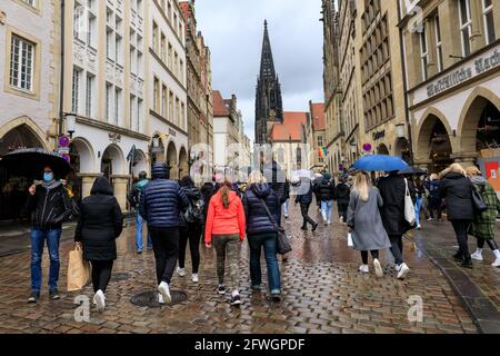 Münster, NRW, Allemagne. 22 mai 2021. La foule se rassemble dans le centre-ville historique de Münster, malgré les fortes pluies, car elle devient la première ville de Rhénanie-du-Nord-Westphalie à avoir le droit d'ouvrir des boissons et des repas à l'intérieur (avec test négatif ou vaccination), et des achats sans test ou rendez-vous (mais les chiffres sont limités). Münster a actuellement l'un des taux d'incidence de covid les plus bas en NRW à 17/100k et est devenu une « région de modèle » pour essayer la réouverture lente des lieux d'accueil. Credit: Imagetraceur/Alamy Live News Banque D'Images