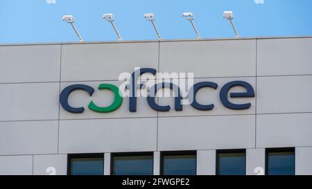 Logo sur le dessus du bâtiment du siège social de Coface (Compagnie française d'assurance pour le Commerce extérieur) Banque D'Images