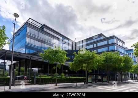 Vue extérieure du siège français d'IBM, une multinationale américaine active dans le domaine du matériel informatique, des logiciels et des services Banque D'Images