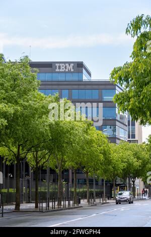 Vue extérieure du siège français d'IBM, une multinationale américaine active dans le domaine du matériel informatique, des logiciels et des services Banque D'Images