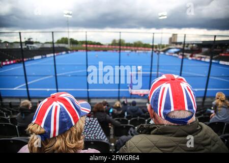 Deux spectateurs portant des chapeaux Union Jack sont assis sur le stand lors du match de la ligue FIH Pro au Lee Valley Hockey and tennis Center. Date de la photo: Samedi 22 mai 2021. Banque D'Images