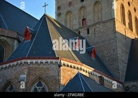 Vue extérieure panoramique sur la basilique de style gothique du XIIIe siècle onze-Lieve-Vrouwekerk, monument médiéval de Bruges en Belgique. Banque D'Images