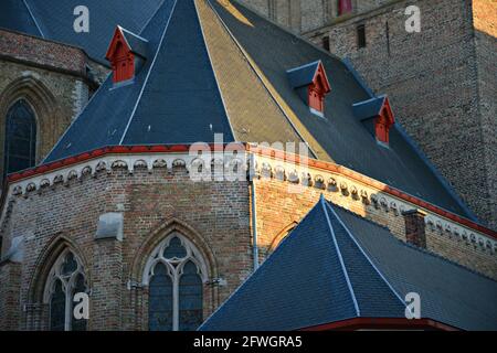 Vue extérieure panoramique sur la basilique de style gothique du XIIIe siècle onze-Lieve-Vrouwekerk, monument médiéval de Bruges en Belgique. Banque D'Images