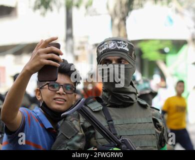 22 mai 2021 : Gaza, Palestine. 22 mai 2021. Les membres des Brigades Izz al-DIN al-Qassam, l'aile militaire du Hamas, marchent dans la ville de Gaza pour marquer la fin de la dernière offensive militaire israélienne dans la bande de Gaza. C'est la première fois qu'on les voit dans les rues de Gaza depuis le début de la confrontation. Un cessez-le-feu annoncé jeudi soir a mis fin à 11 jours de bombardements israéliens dans la bande de Gaza lors d'une confrontation majeure entre Israël et Gaza . Crédit : Ahmad Hasaballah/IMAGESLIVE/ZUMA Wire/Alay Live News Banque D'Images