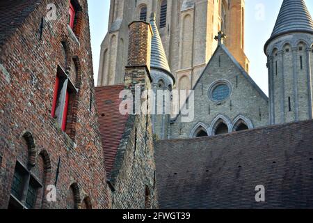 Façade panoramique vue sur la basilique de style gothique du XIIIe siècle onze-Lieve-Vrouwekerk un monument médiéval de Bruges en Belgique. Banque D'Images