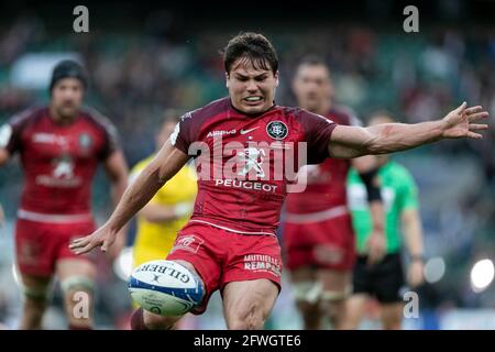 LONDRES, ROYAUME-UNI. 22 MAI : Antoine Dupont (c) de Toulouse donne le ballon lors du match de la coupe des champions européens entre la Rochelle et Toulouse au stade Twickenham, Londres, Angleterre, le samedi 22 mai 2021. (Crédit : Juan Gasparini | ACTUALITÉS MI) crédit : ACTUALITÉS MI et sport /Actualités Alay Live Banque D'Images