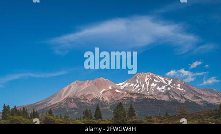 Mt. Shasta California sur le soleil d'automne et le ciel bleu. Panoramique Banque D'Images