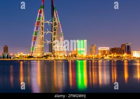 horizon de bahreïn pendant l'éclairage et la réflexion de la vue de nuit Banque D'Images
